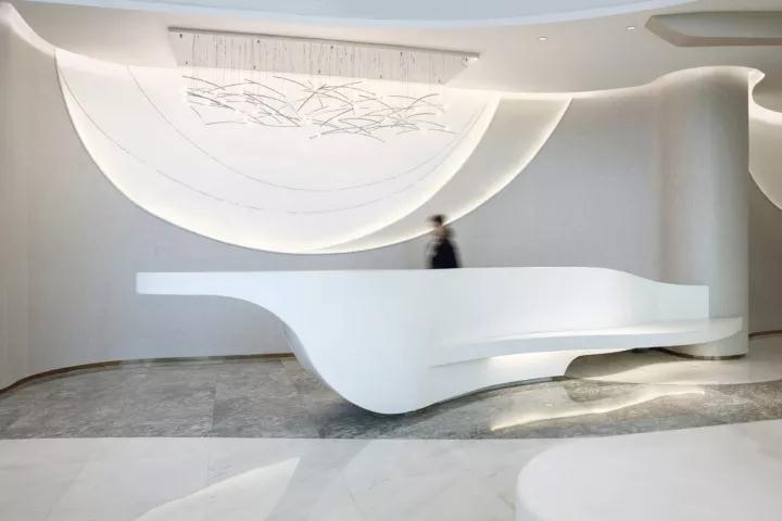 一個(gè)讓你仿若穿越時(shí)空的科技展廳，展示未來(lái)生活形態(tài)插圖