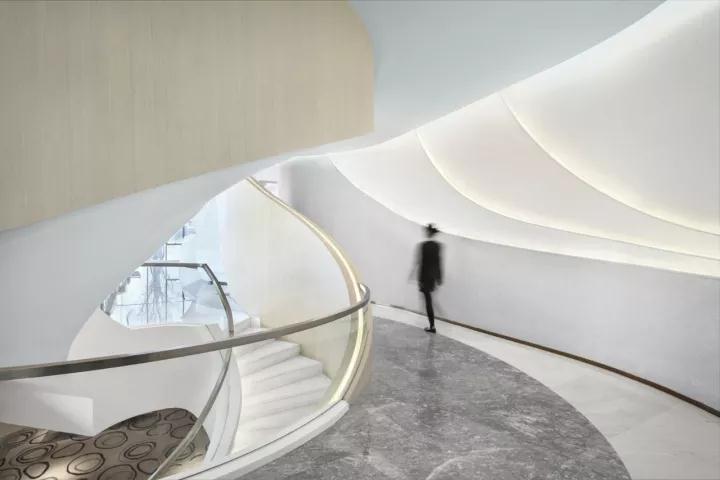 一個(gè)讓你仿若穿越時(shí)空的科技展廳，展示未來(lái)生活形態(tài)插圖(1)